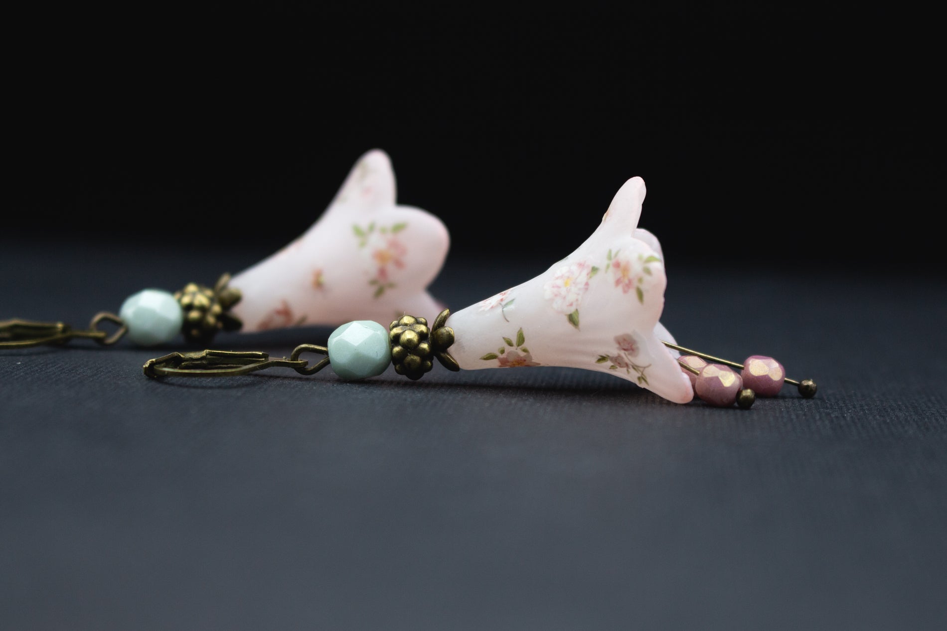 Ohrhänger in Rosa mit Rosen und Glasperlen – zarter Schmuck im Vintage-Look