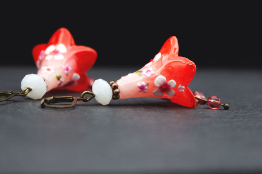 Blütenohrringe Rosa Rot handbemalt mit Blütenmuster – romantischer Schmuck Sommer