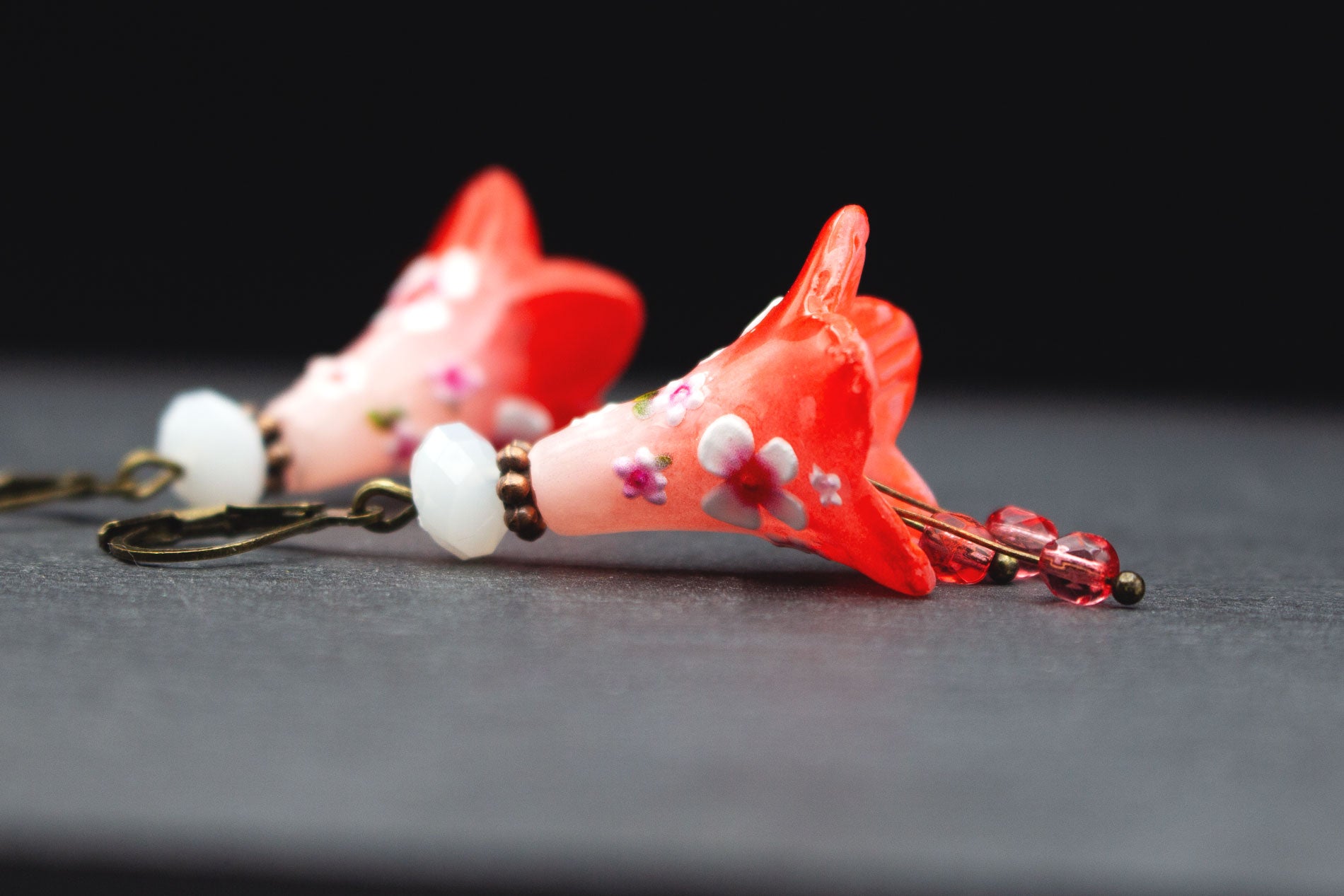 Romantische Blütenohrringe Rosa Rot – Ohrringe mit floralem Muster und Bronze