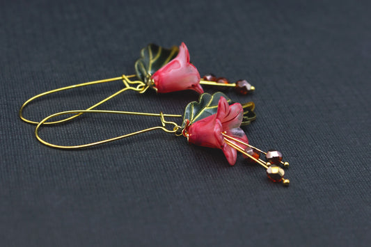 Blütenohrringe Rosa Seerose mit Blättern – romantischer Ohrschmuck aus Glas für Frauen