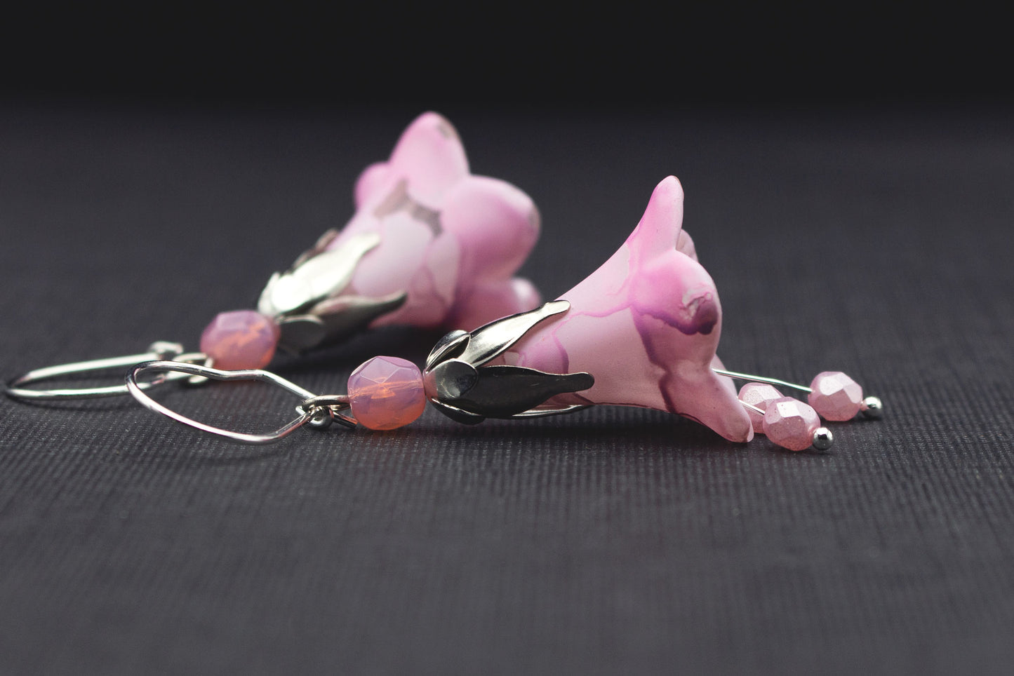 Handgemalte Blütenohrringe in Rosa und Silber – eleganter Damenschmuck