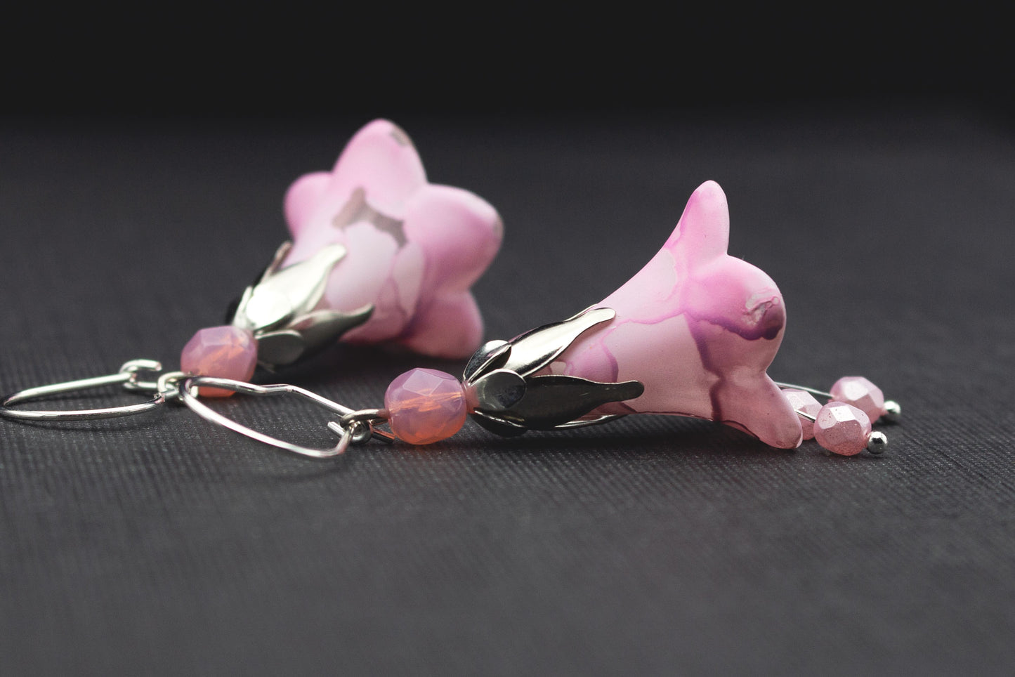 Romantische Blütenohrringe Rosa Silber – Schmuck für Frauen, handbemalt