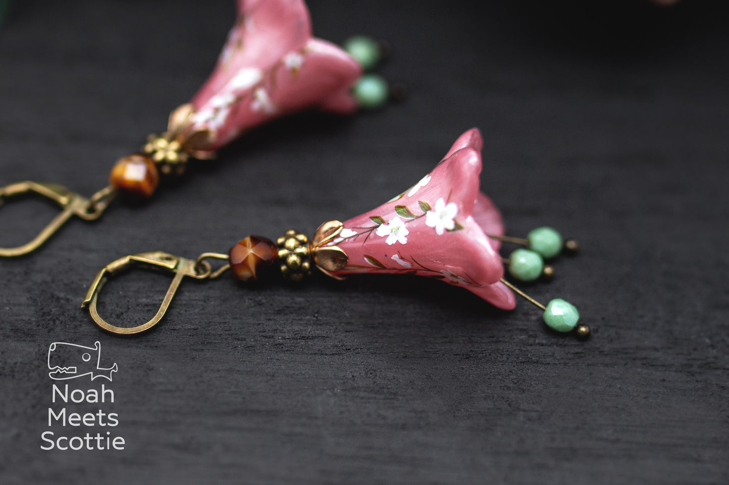 Vintage Blütenohrringe in Rosa mit weißen Blüten und bronzefarbenen Schmuckelementen.