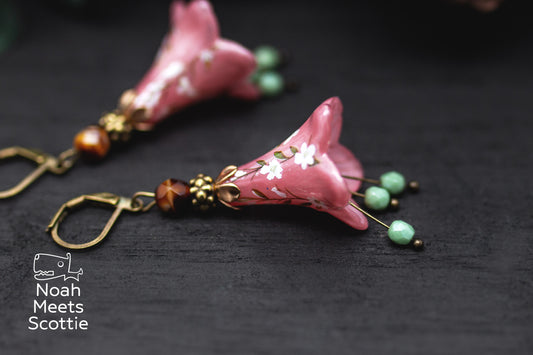 Handbemalte rosa Blütenohrringe mit weißen Blüten und mintfarbenen Glasperlen im Vintage-Stil.