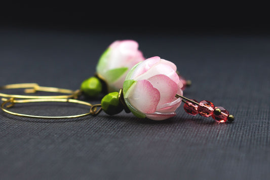 Blütenohrringe Rosa Weiß mit Glasperlen – elegante Creolen für romantische Anlässe
