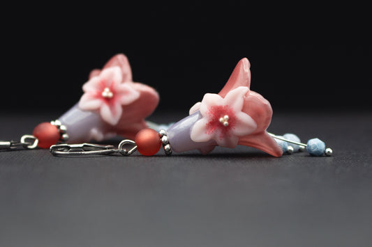 Blütenohrringe in Rosa und Weiß mit Glasperlen – romantischer Ohrschmuck im zarten Design