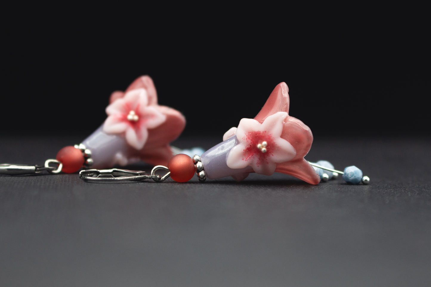 Romantische Blütenohrringe Rosa Weiß – eleganter Ohrschmuck mit Glasperlen