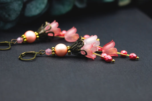 Blütenohrringe in Rosé und Koralle mit pinken Glasperlen, goldenen Akzenten und Bronze – zarter floraler Vintage-Schmuck für elegante Looks.