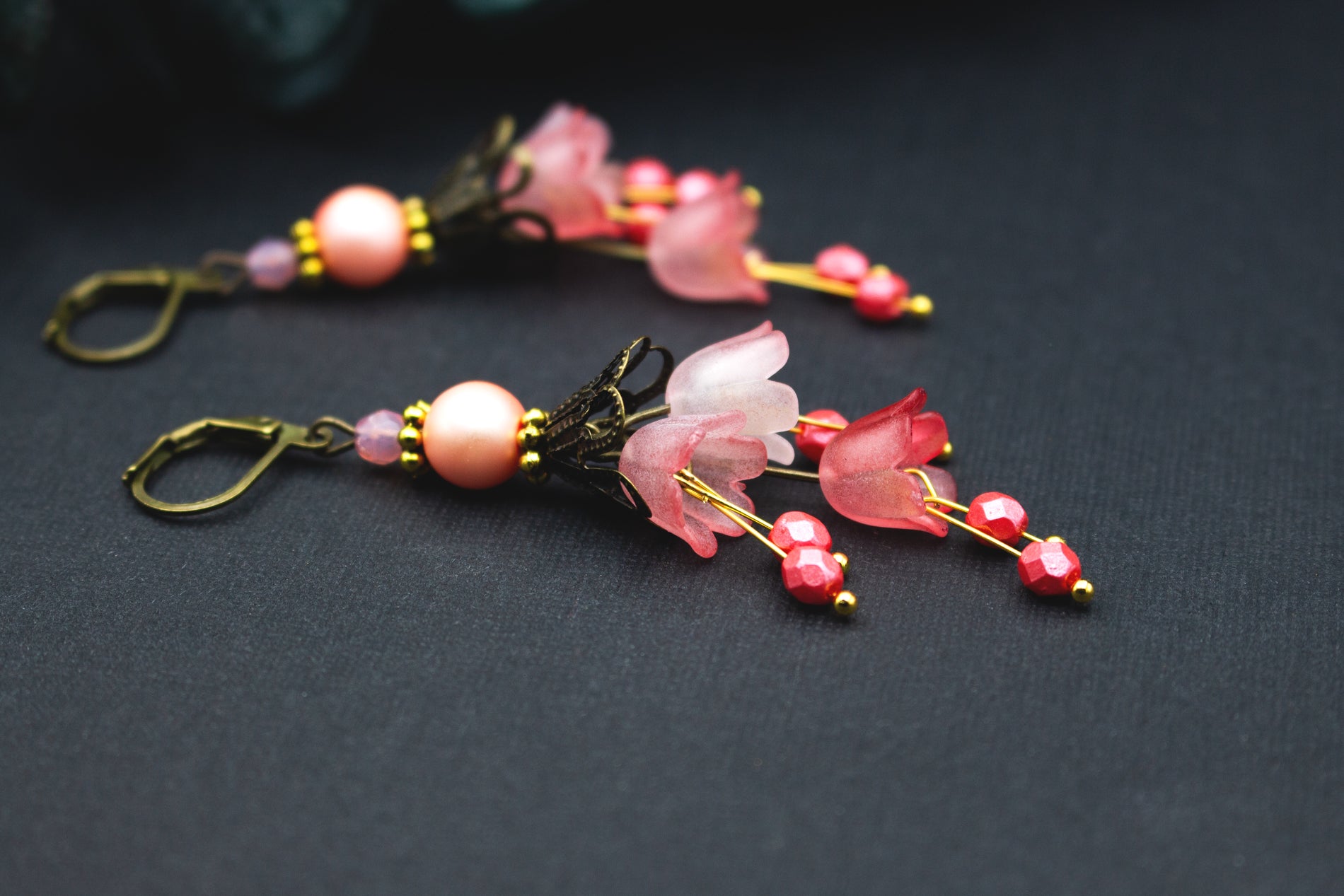 Handgefertigte Blütenohrringe Rosé Koralle mit Perlen und floralen Acrylblüten – romantischer Schmuck für besondere Outfits.