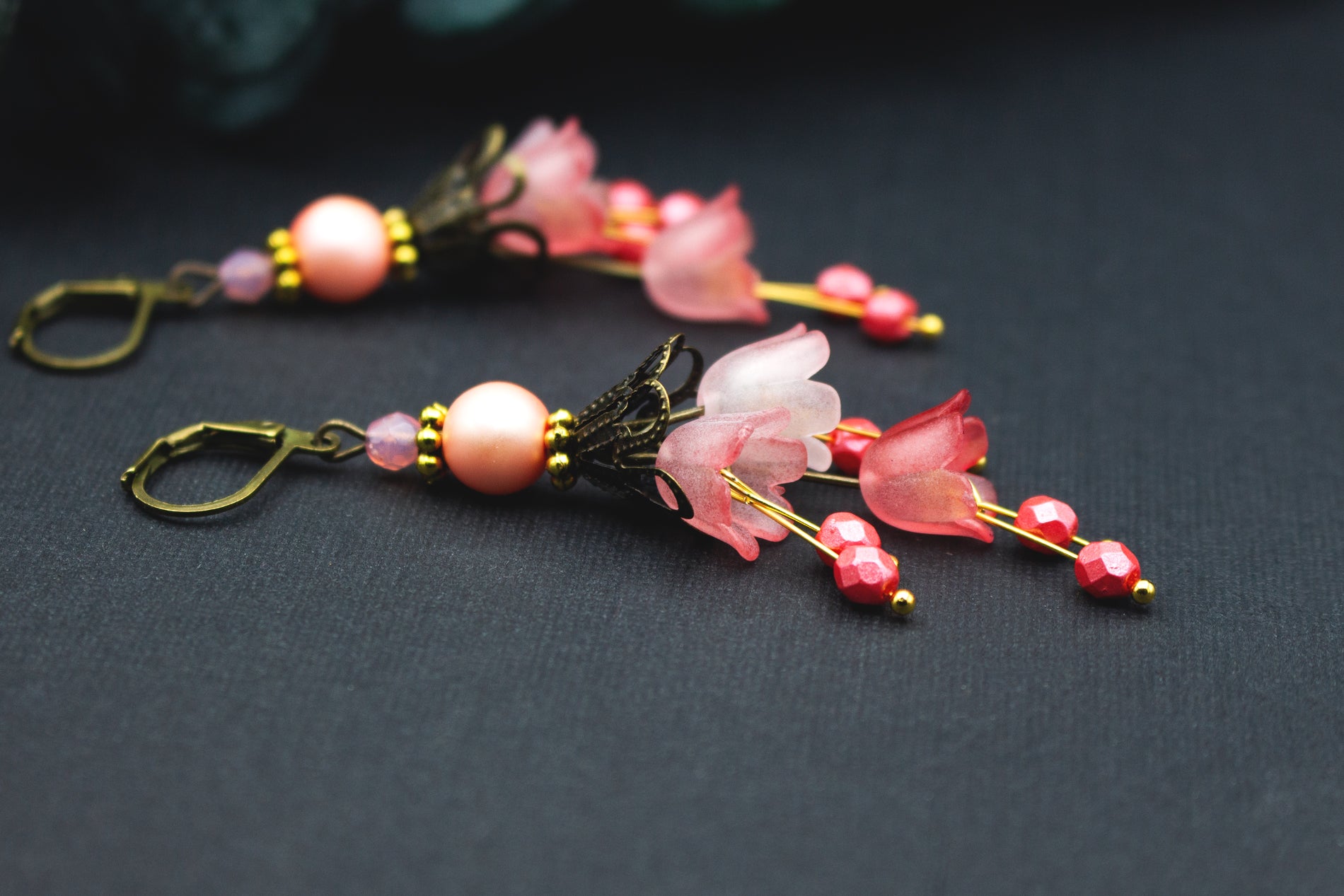 Rosé-Koralle Ohrringe mit facettierten pinken Glasperlen, Perle und bronzenen Details – femininer, farbintensiver Vintage-Ohrschmuck.
