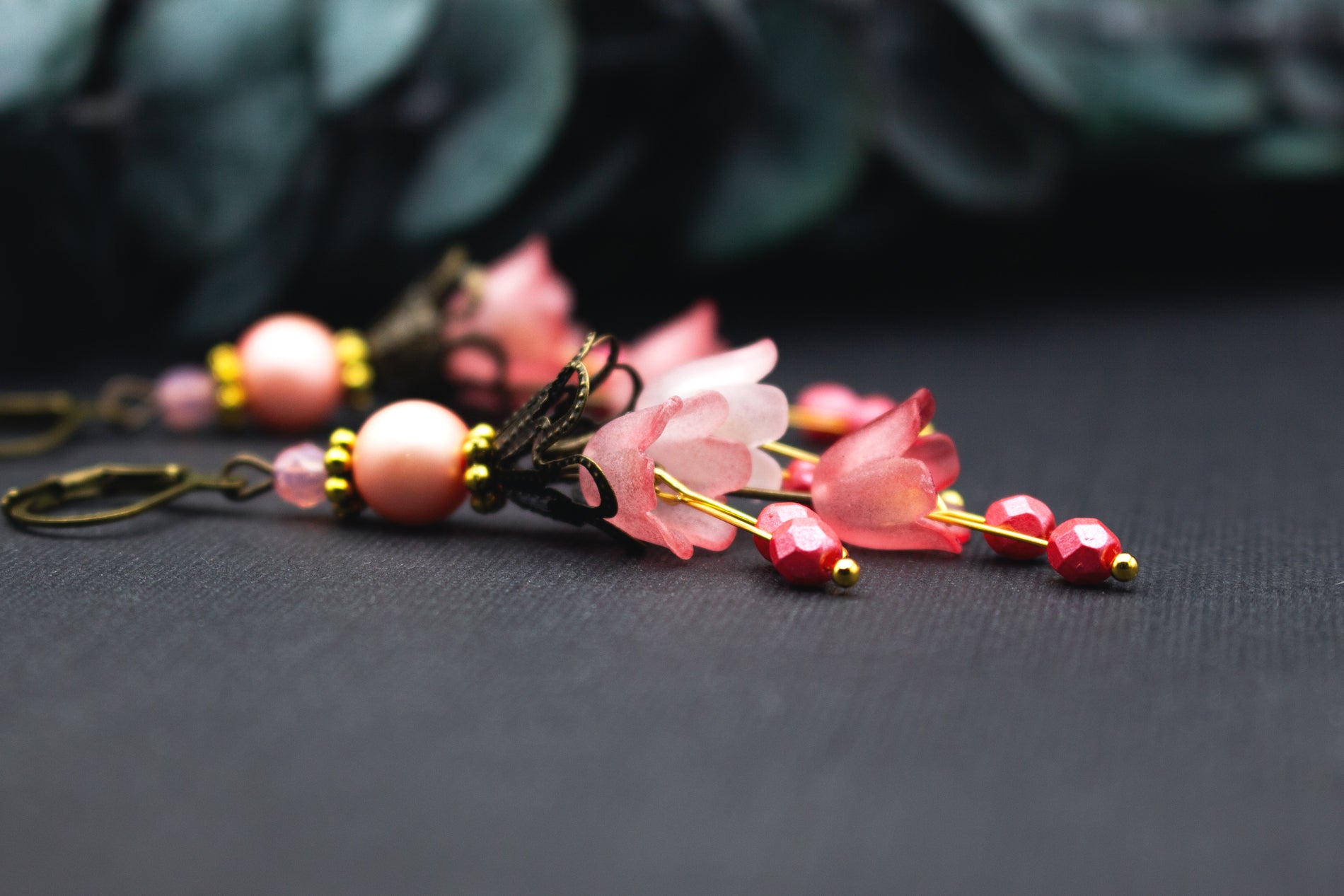 Florale Vintage-Ohrringe in Rosé und Koralle mit pinken Glasakzenten und Bronze – kunstvoller, farblich harmonischer Ohrschmuck.
