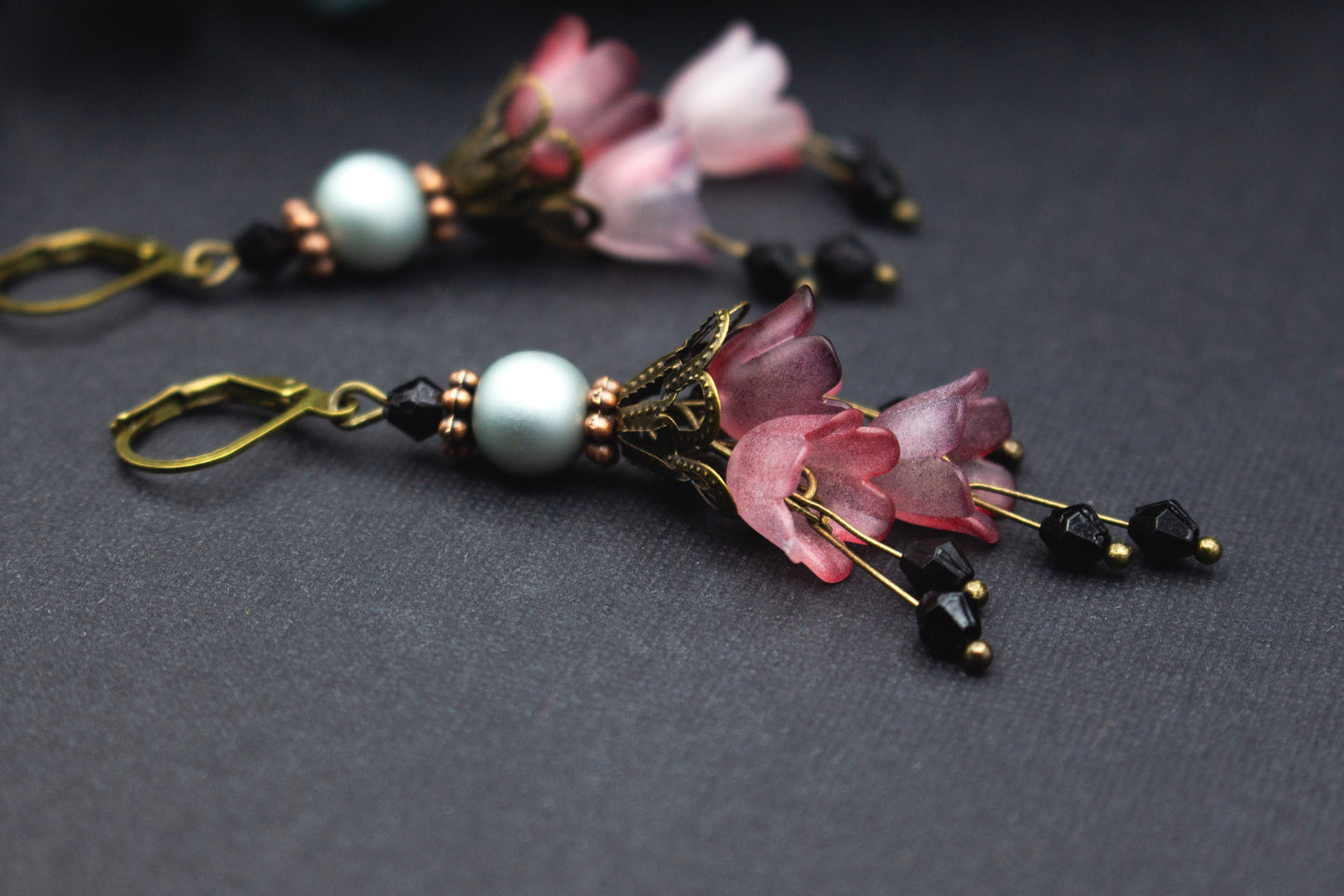 Ausdrucksstarke Blütenohrringe Rosé Mauve mit Perlen und Bronze – harmonischer Schmuck für romantische und elegante Outfits.