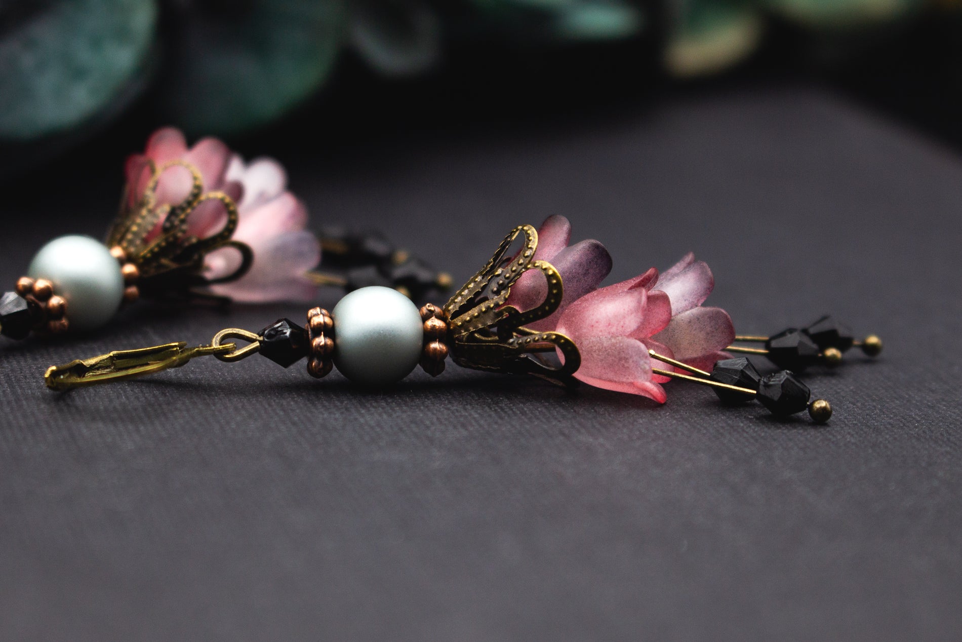 Florale Vintage-Ohrringe mit Rosé-Mauve Blüten, Perlweiß und schwarzen Glasdetails – zarte, feminine Schmuckkombination.