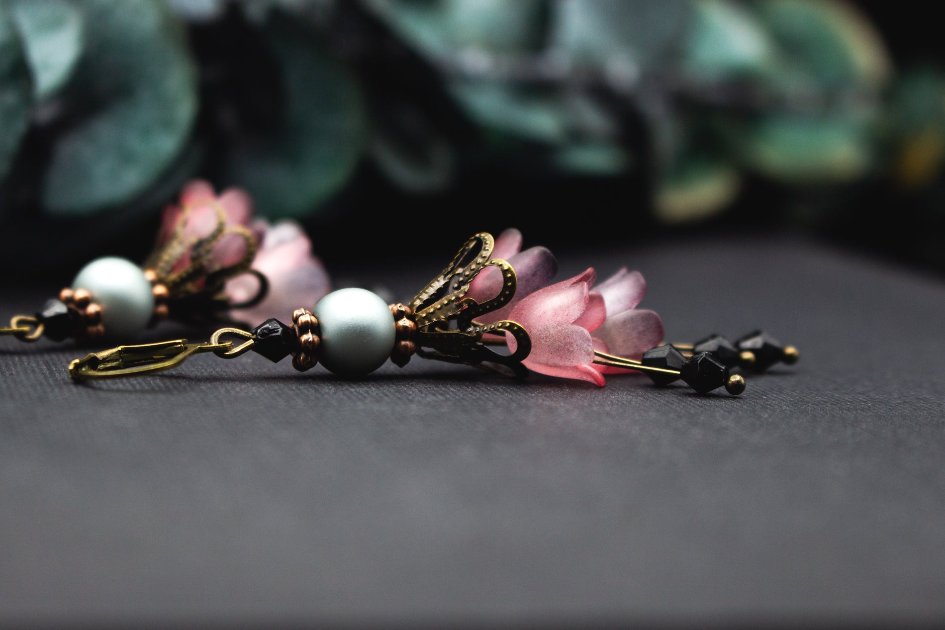 Handgefertigte Blütenohrringe Rosé Mauve mit Perlweiß und Bronze – farbverlaufender floraler Ohrschmuck für elegante Looks.