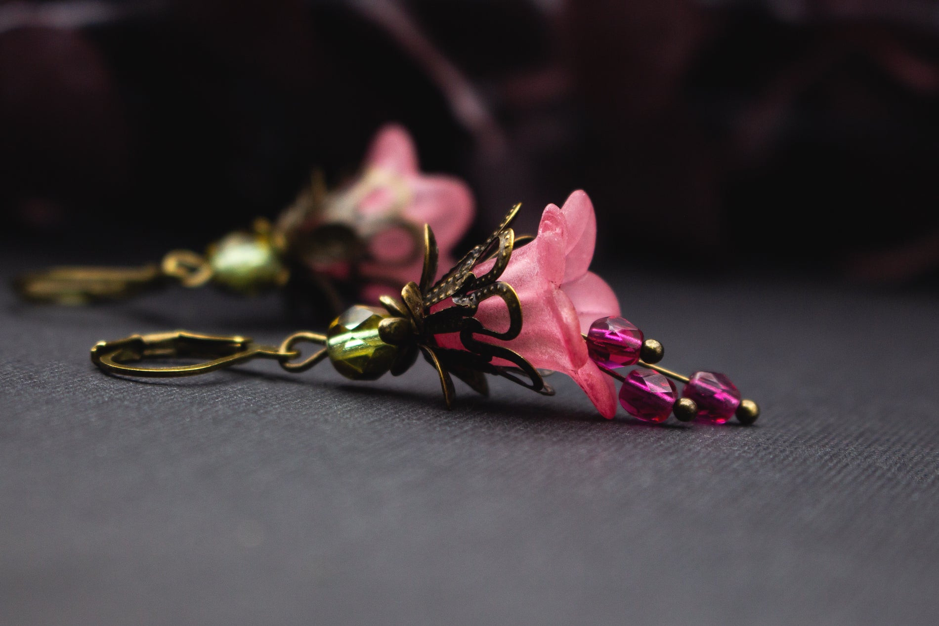 Blütenohrringe in Rosé und Pink mit facettierten Glasperlen und Bronzeelementen – romantischer Vintage-Schmuck für feminine Sommerlooks.