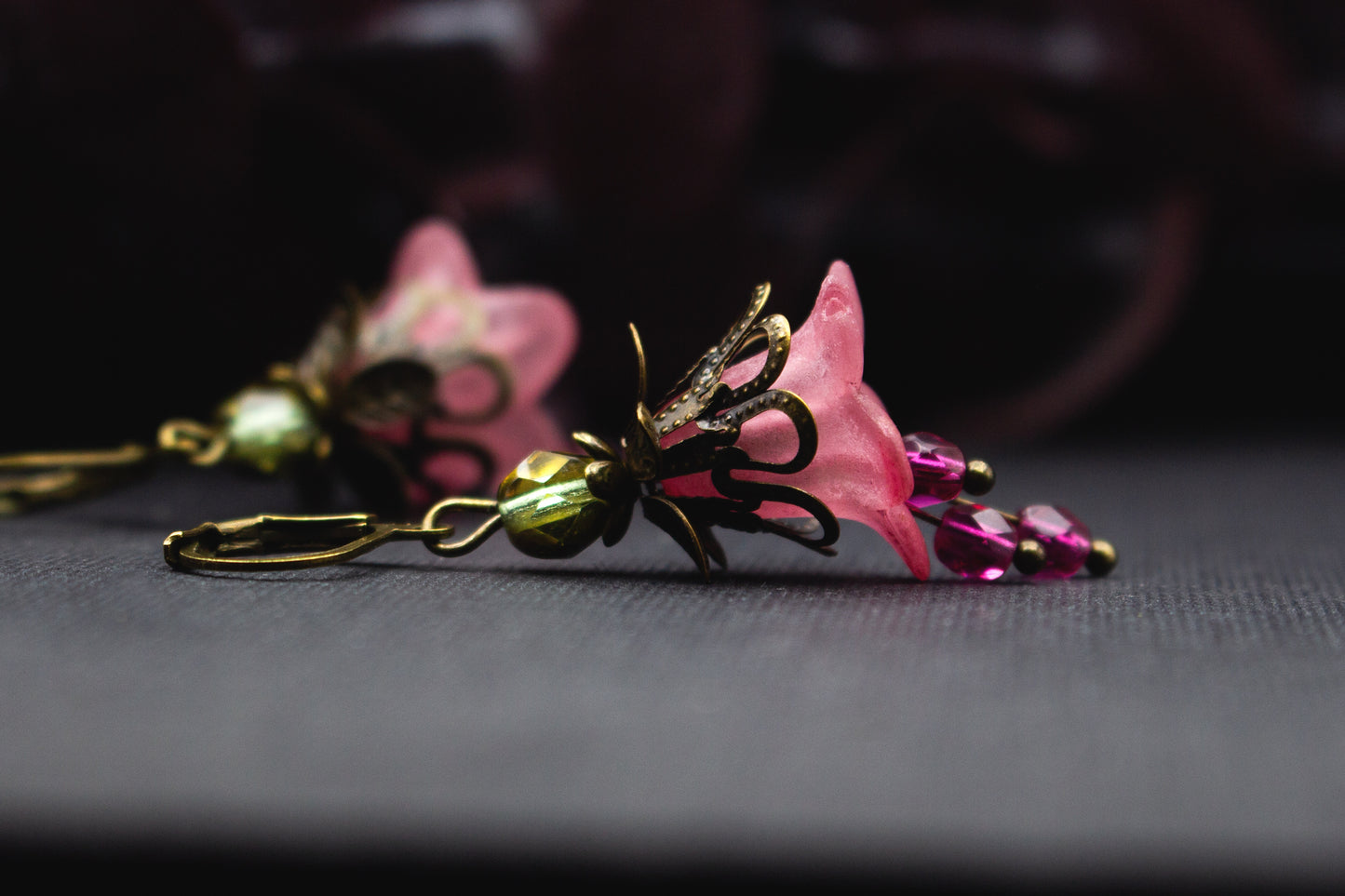 Handgefertigte Blütenohrringe Rosé Pink aus Acryl und Glas mit bronzefarbenen Metallkappen – elegante, leichte Schmuckstücke.