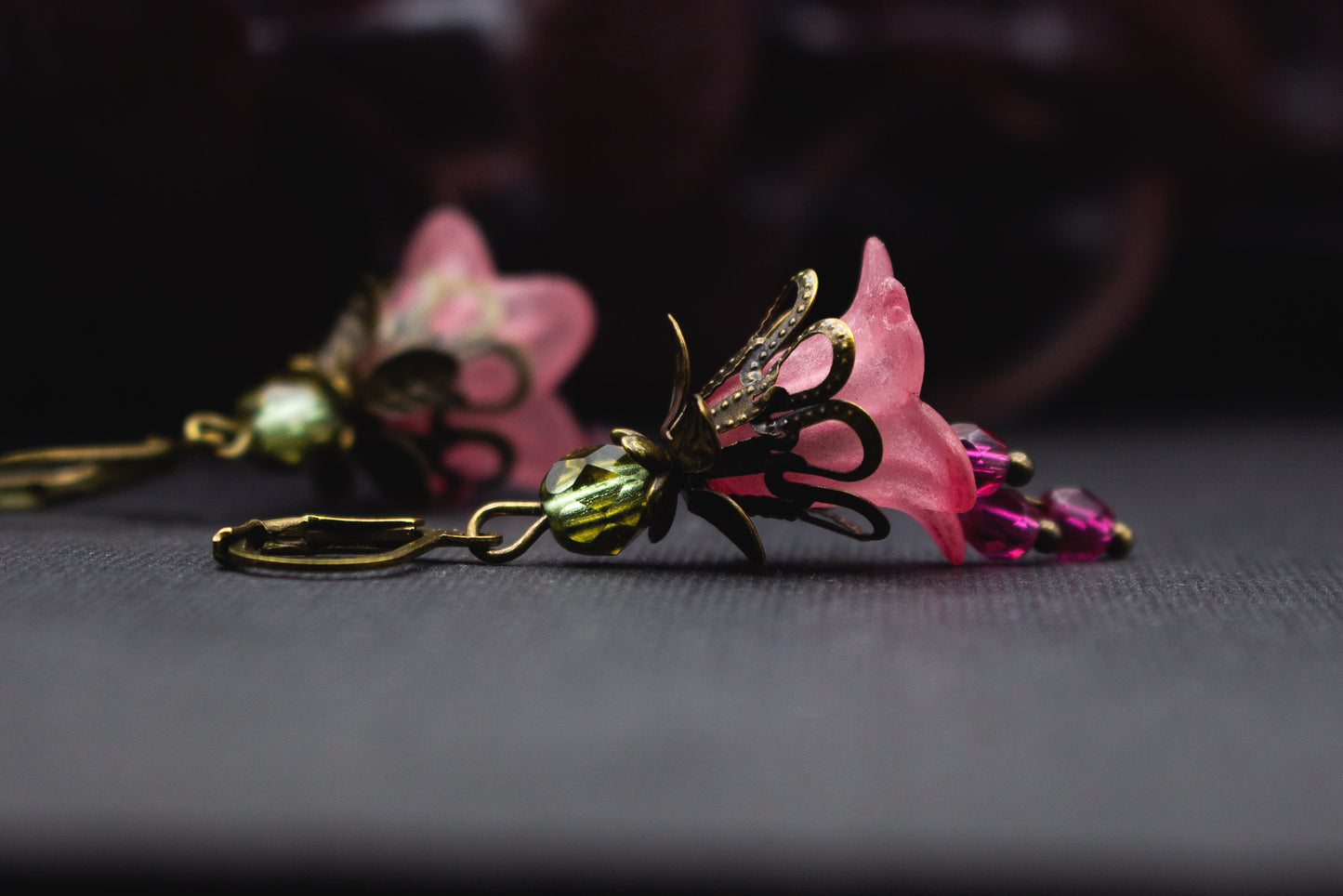 Vintage-Ohrringe in Rosé und Pink mit drei hängenden Glasperlen – romantischer Schmuck, ideal für festliche Outfits.