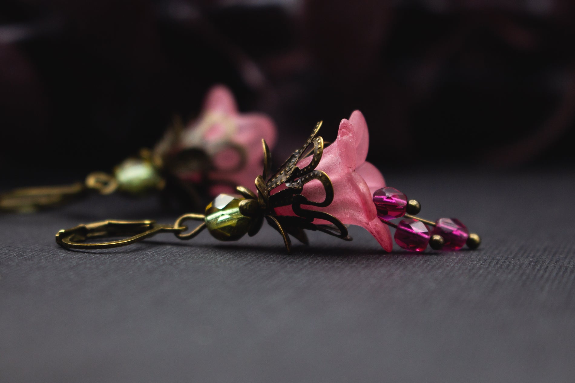 Zarte Blumenohrringe Rosé Pink mit Glasperlen und Bronze – detailreicher Schmuck, perfekt als persönliches Geschenk.
