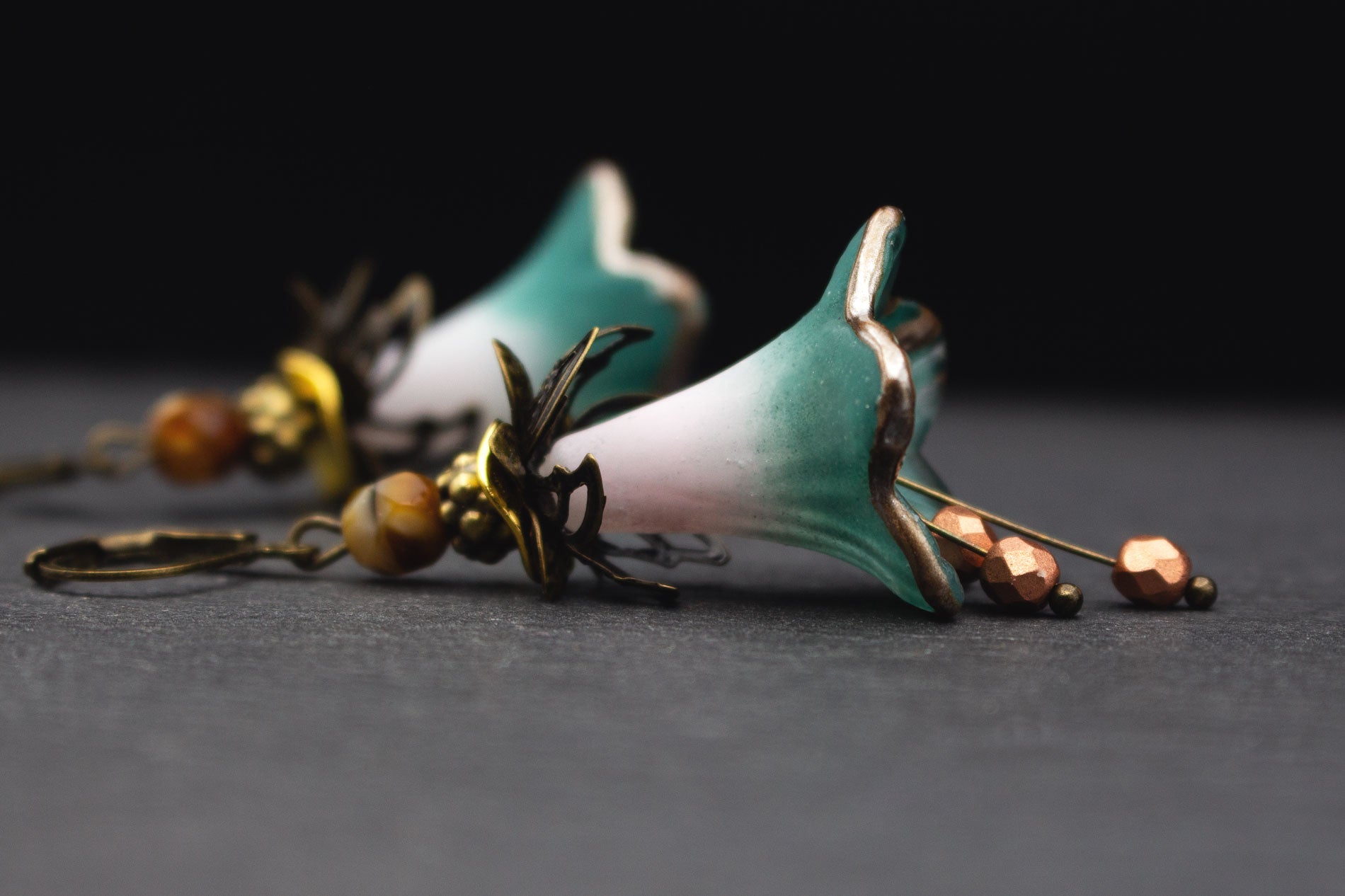 Handbemalte Blütenohrringe Rosé Salbeigrün mit Glasperlen – floraler Ohrschmuck Vintage Boho