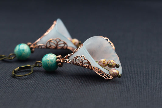 Blütenohrringe in Roségold und Eisblau – floraler Schmuck im Vintage-Stil