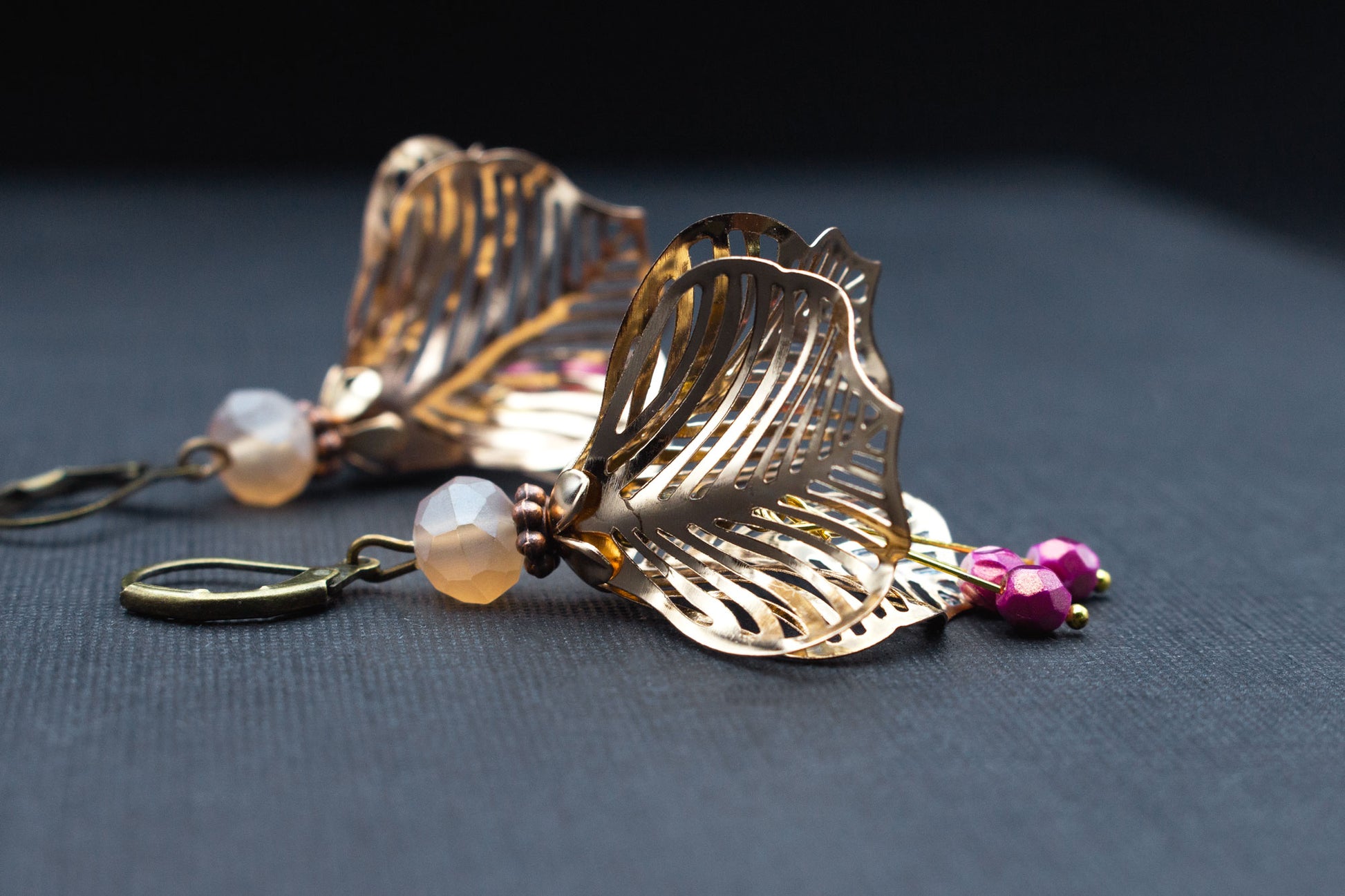 Florale Ohrringe in Roségold mit Glasperlen – eleganter Schmuck
