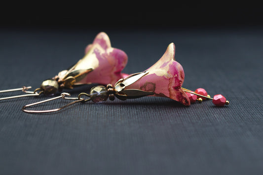 Blütenohrringe Roségold Rosa – handbemalte Ohrringe mit Glasperlen, romantischer Schmuck für Frauen