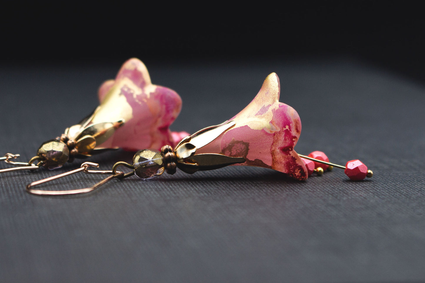 Handgemachte Blütenohrringe in Roségold und Rosa – eleganter Ohrschmuck im Vintage Stil mit Perlen