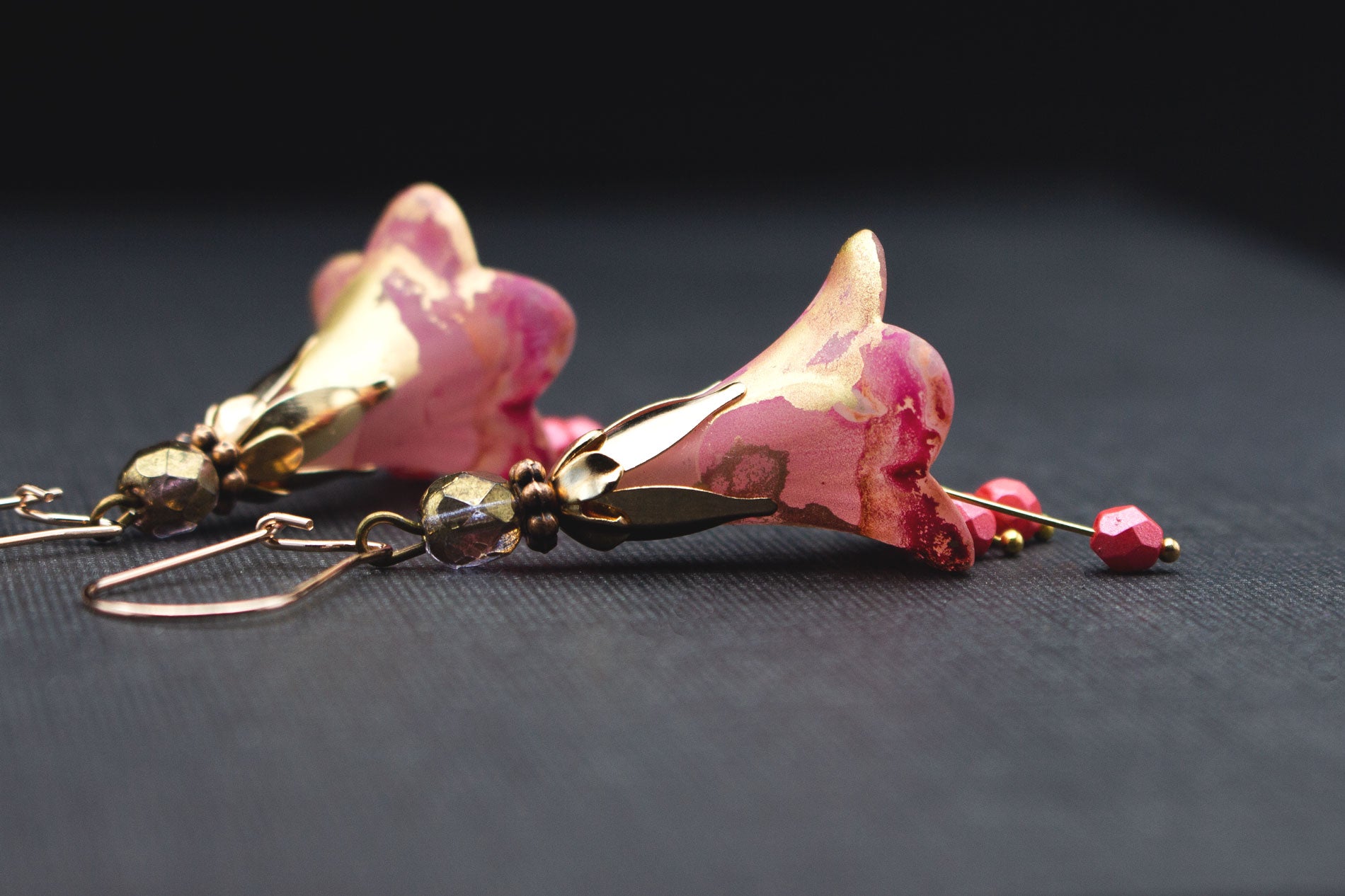 Handgemachte Blütenohrringe in Roségold und Rosa – eleganter Ohrschmuck im Vintage Stil mit Perlen
