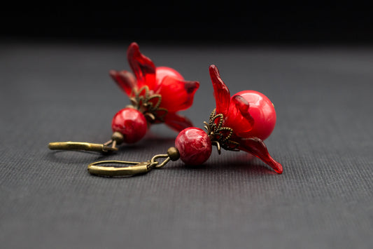 Blütenohrringe in Rot mit Glasperlen – romantischer Schmuck in Antik Bronze