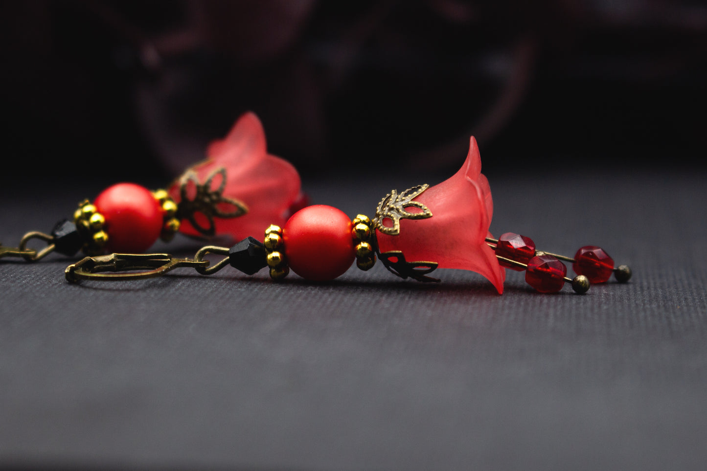 Blütenohrringe in Rot und Gold mit Glasperlen – romantischer Vintage-Schmuck