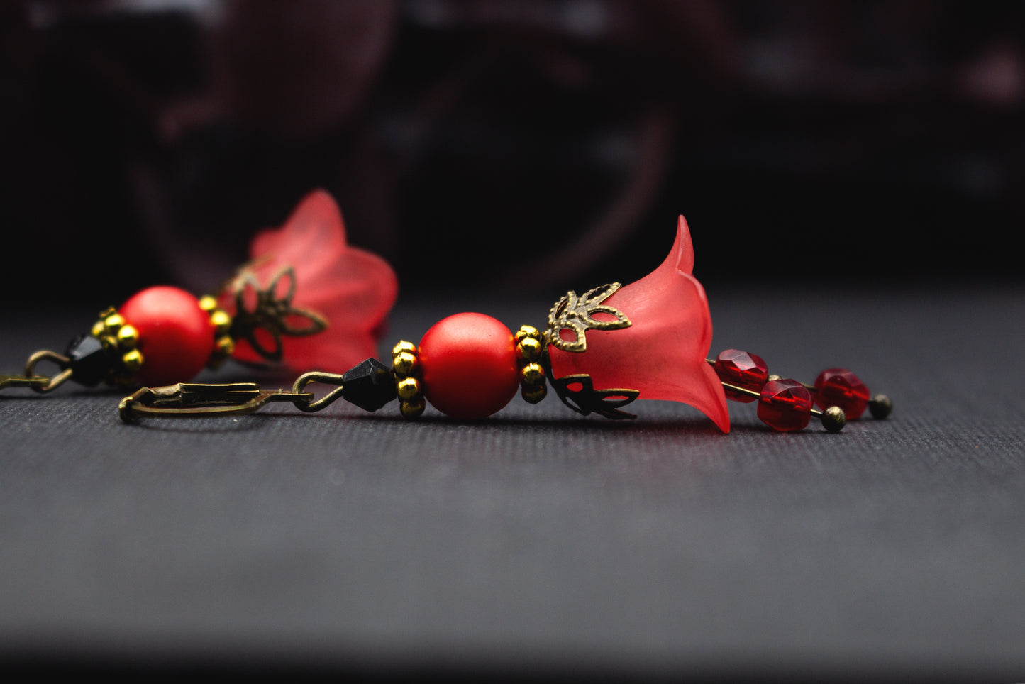 Florale Ohrringe Rot/Gold, handgefertigt, aus Acryl, Glas und Messing