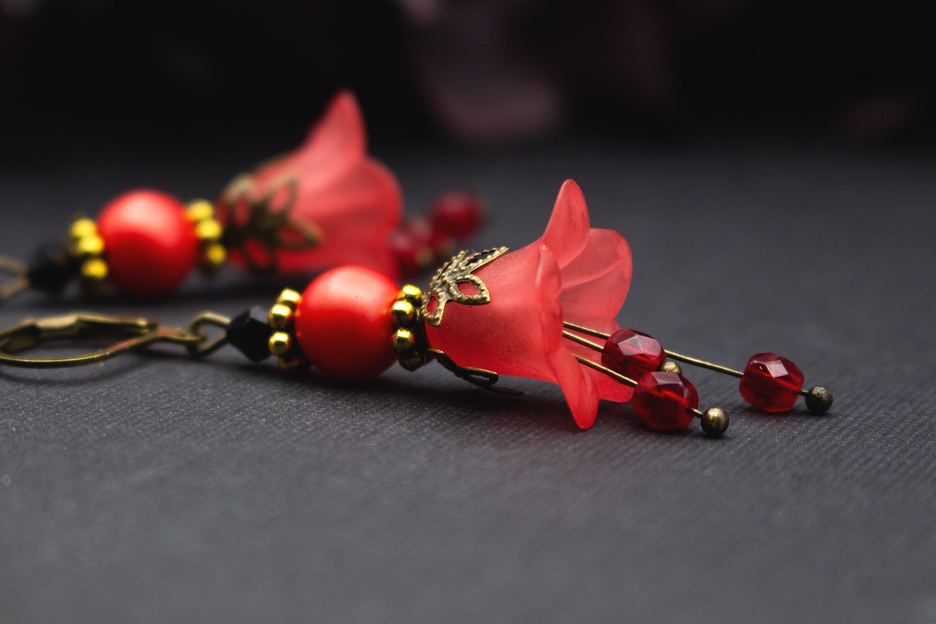 Romantische Blütenohrringe mit roten Facettenperlen und goldenen Elementen