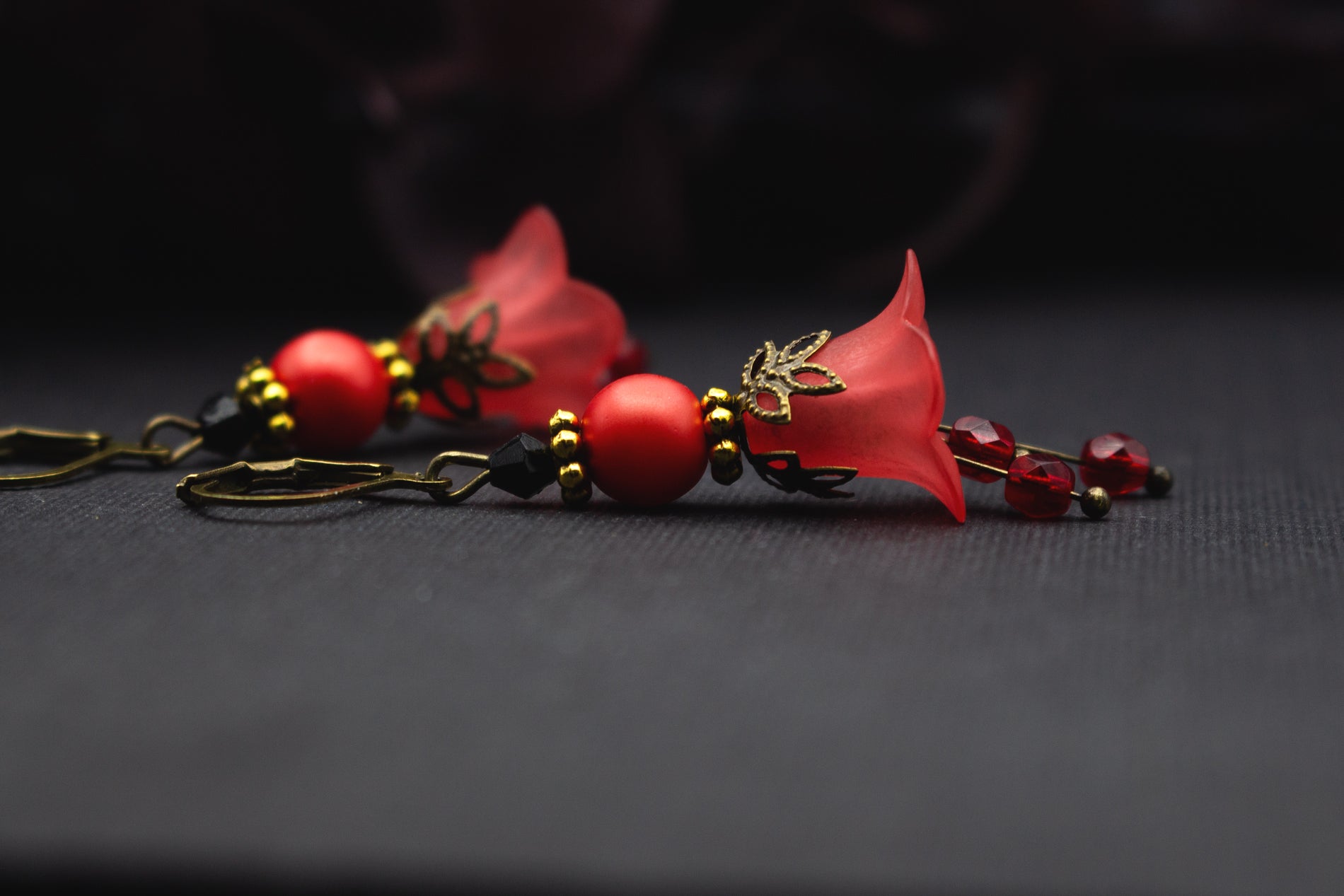 Elegante Ohrringe mit roten Blütenkelchen, Glasperlen und Vintage-Charme