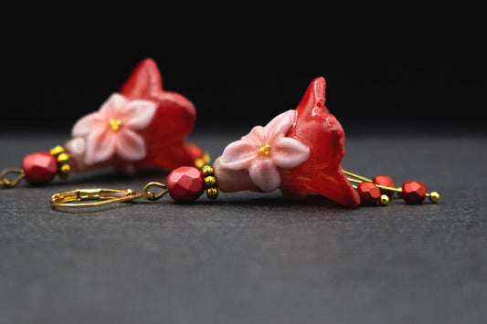 Blütenohrringe Rot Rosa in Glockenform mit Glasperlen – romantischer Ohrschmuck mit goldenen Details
