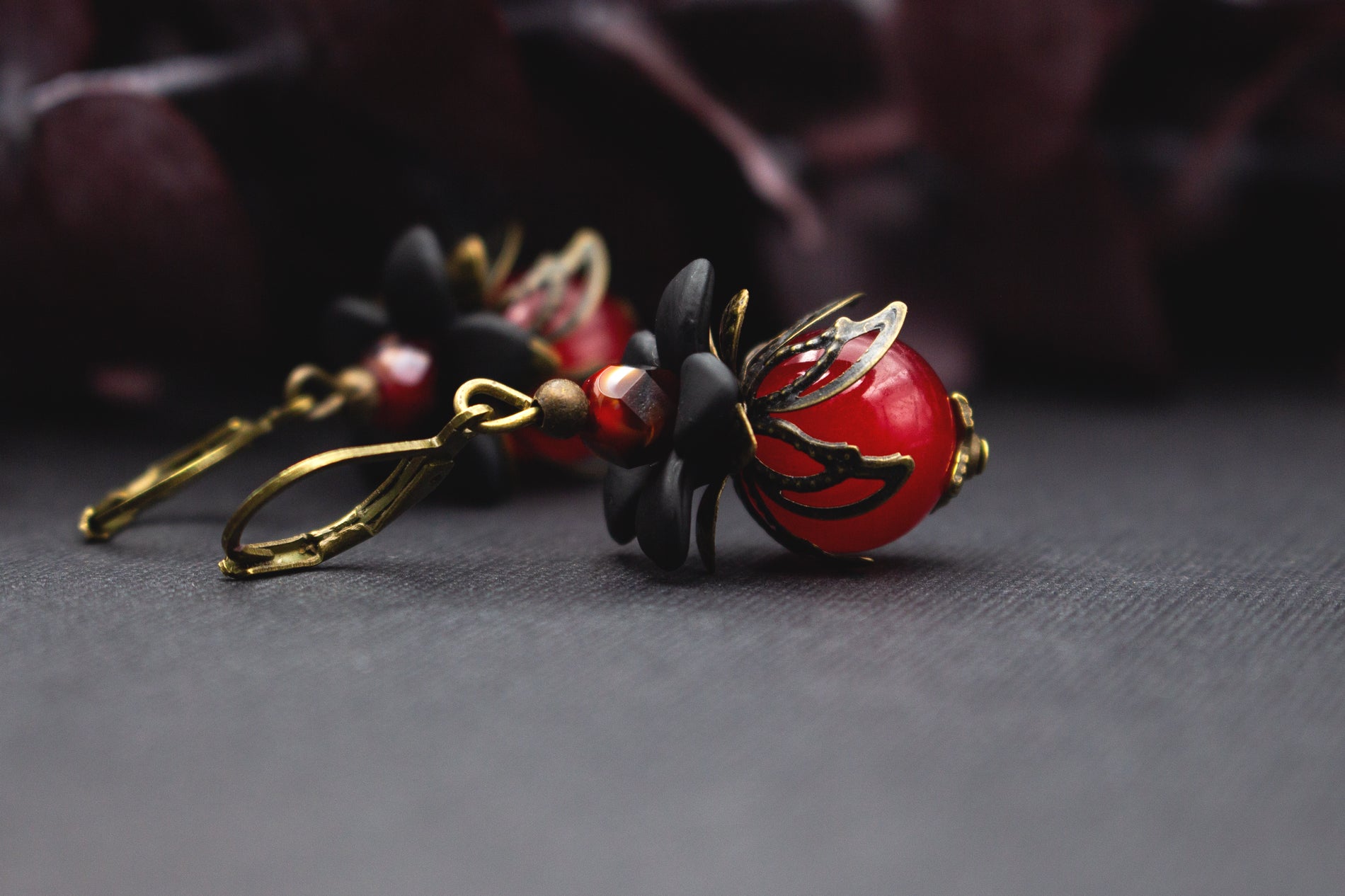 Handgefertigte Blumenohrringe Rot Schwarz aus Glas und Acryl mit filigraner Bronzekappe – detailverliebter Schmuck im Vintage-Stil.