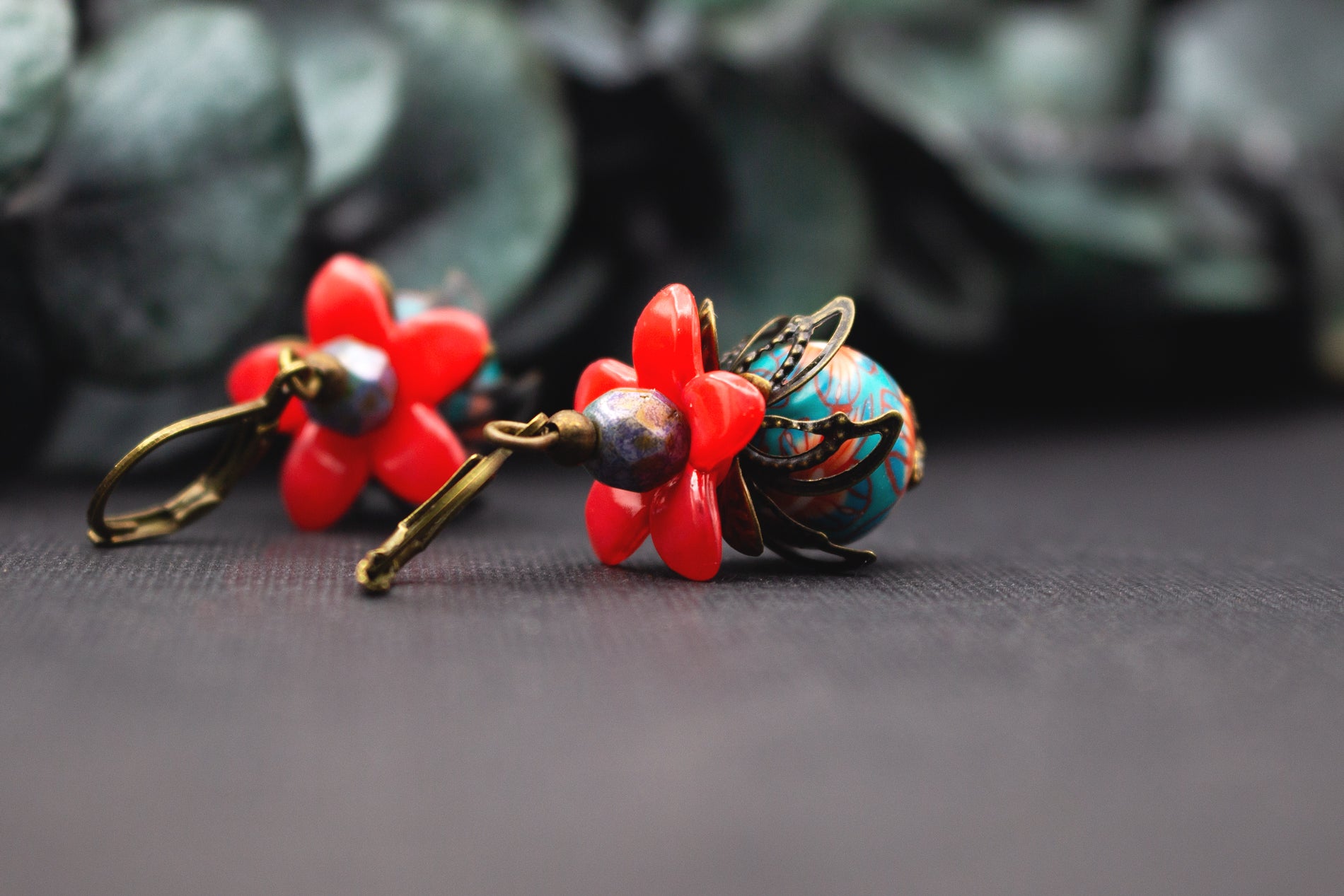 Florale Vintage-Ohrringe in Rot und Türkis mit Glasperlen und Bronze – markanter Ohrhänger mit warmem Farbspiel.