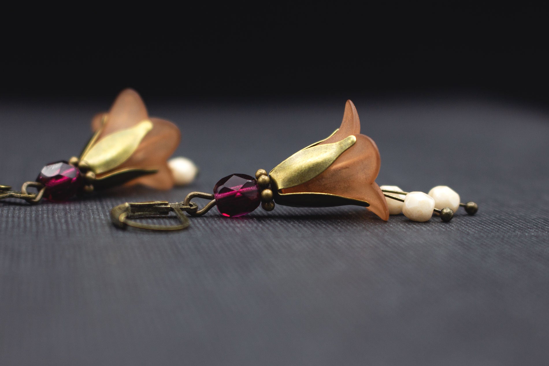 Blütenohrringe in Schokobraun mit Glasperlen in Fuchsia und Cremeweiß