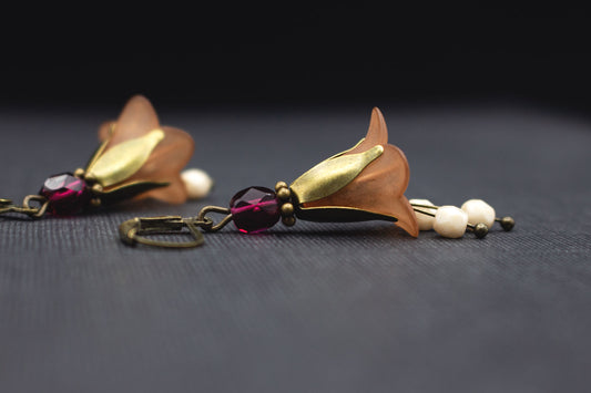 Blütenohrringe in Schokobraun mit Glasperlen in Fuchsia und Cremeweiß