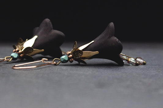 Blütenohrringe Schwarz Acryl mit Glasperlen Rosa Lindgrün – eleganter Schmuck