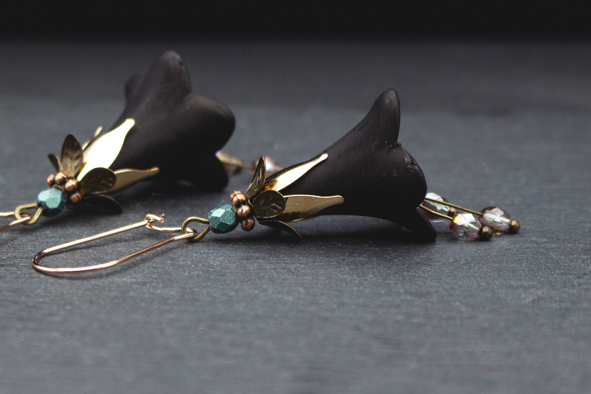 Elegante Blütenohrringe Schwarz Roségold Creolen – Ohrschmuck verspielt