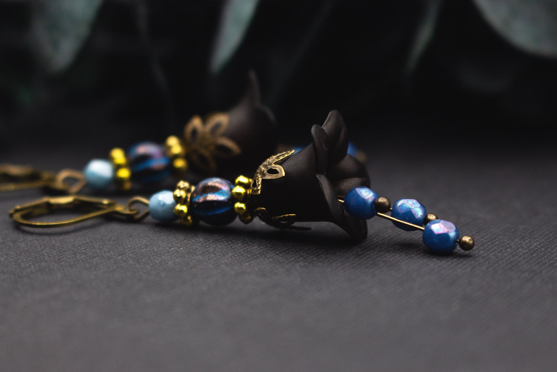 Blütenohrringe in Schwarz und Blau mit Glasperlen – eleganter Vintage-Schmuck für besondere Anlässe