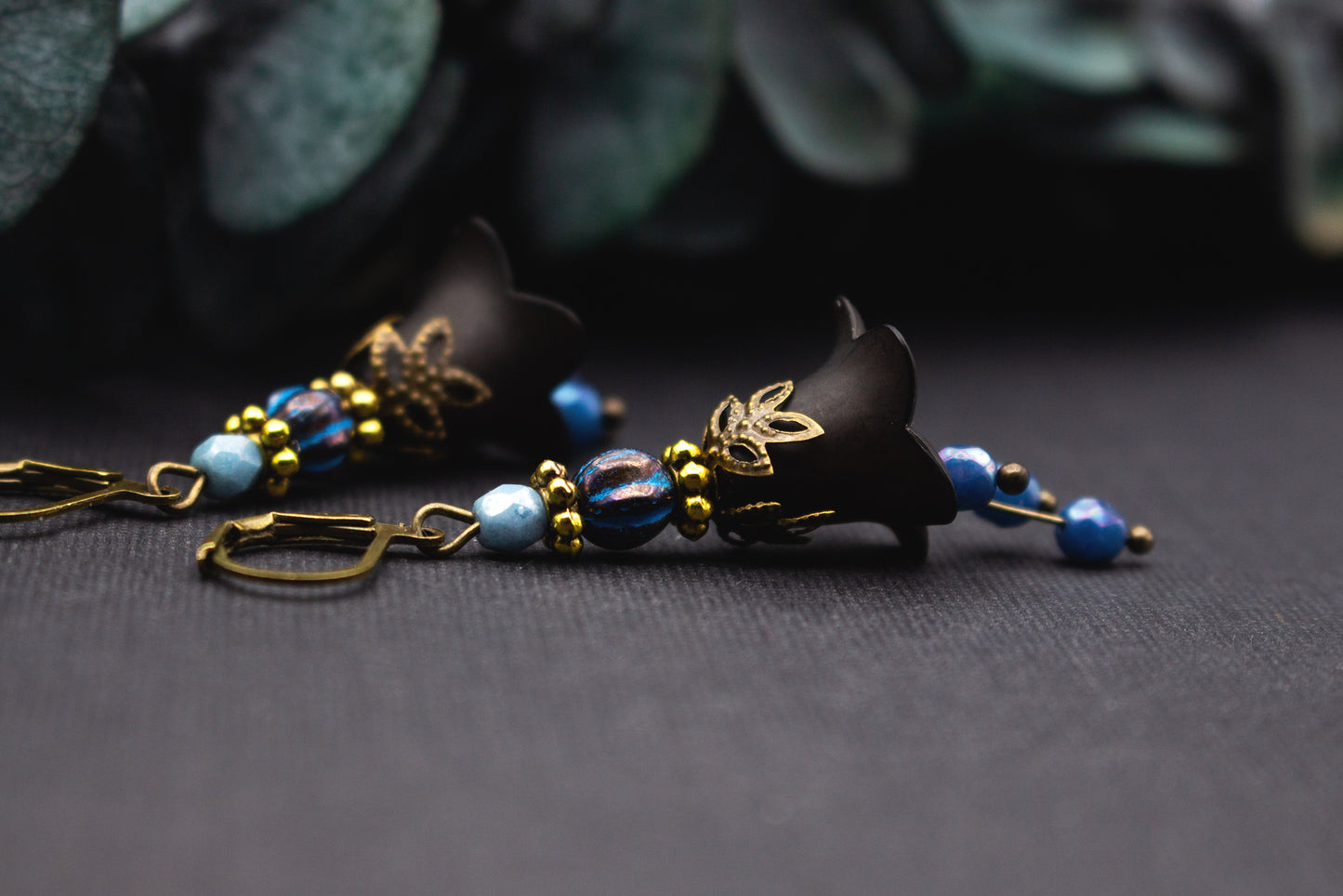 Vintage-Blütenohrringe in Schwarz und Nachtblau mit filigraner Metallfassung und Glasperlen