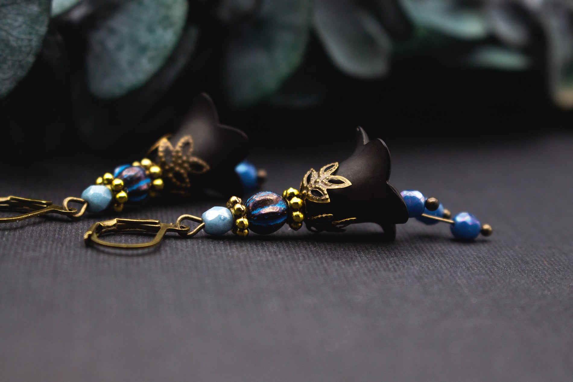 Vintage-Blütenohrringe in Schwarz und Nachtblau mit filigraner Metallfassung und Glasperlen