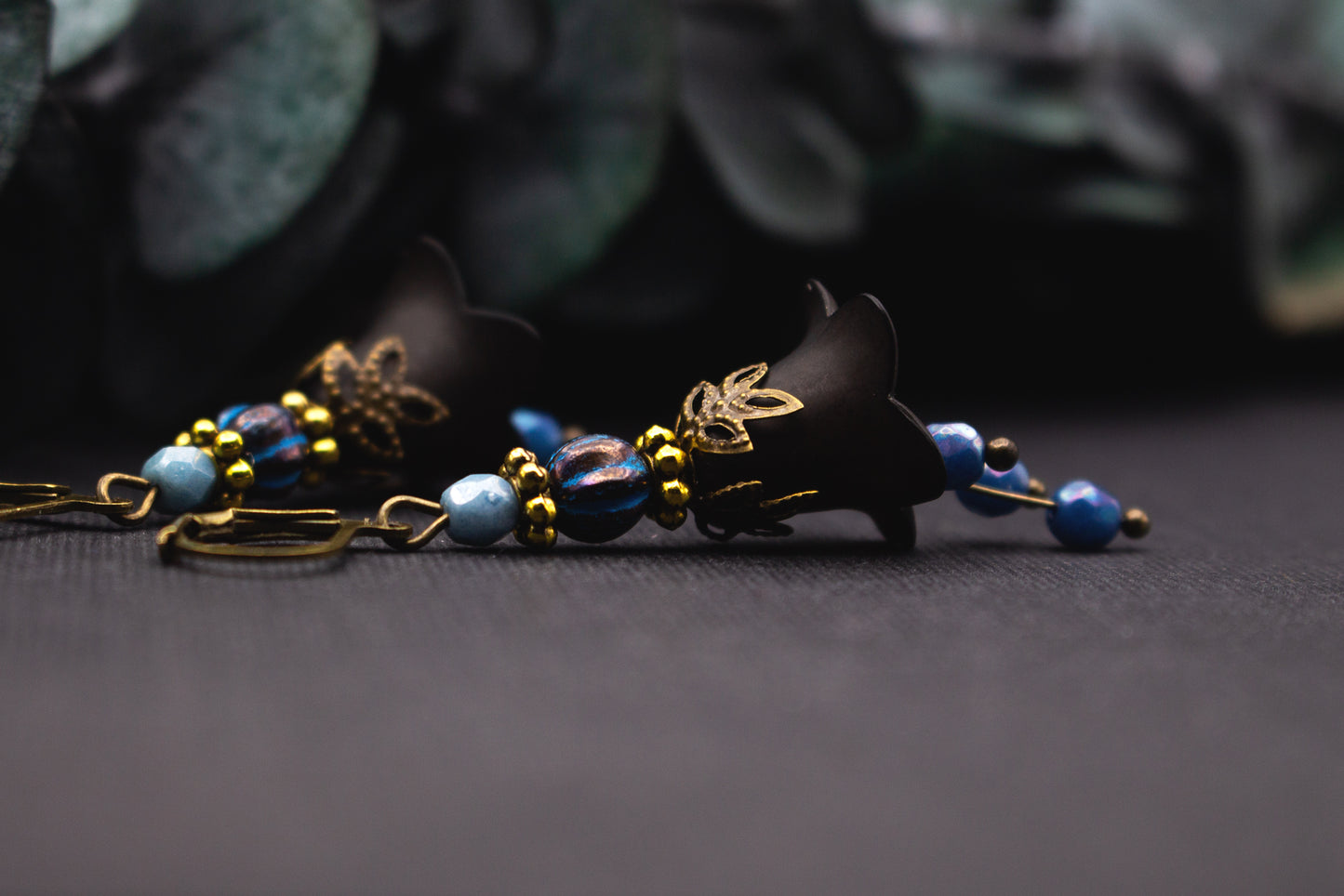 Schmuck Ohrringe Schwarz Blau – romantische Blütenform mit goldenen Elementen und beweglichen Perlen