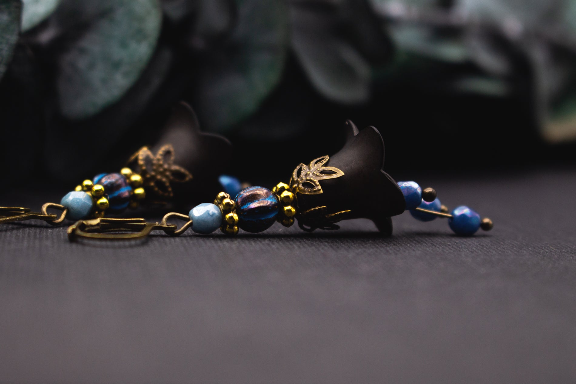 Schmuck Ohrringe Schwarz Blau – romantische Blütenform mit goldenen Elementen und beweglichen Perlen