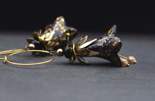 Blütenohrringe Schwarz Gold Creolen – elegante Acrylblüten mit Glasperlen