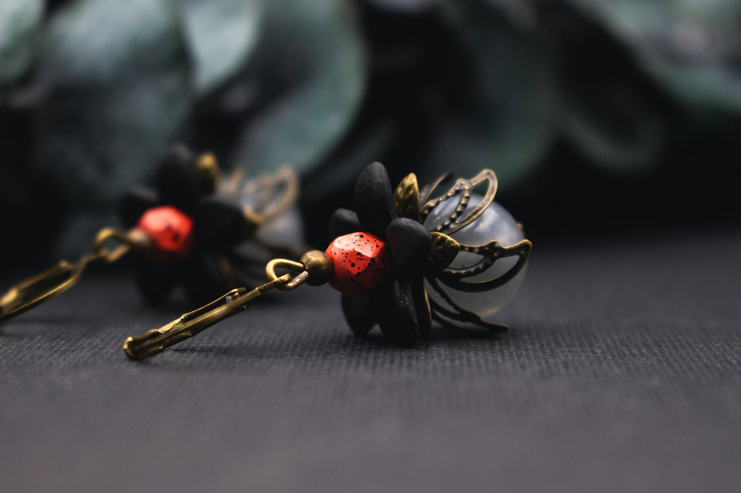 Ausdrucksstarke Blütenohrringe in dunklen Farben für Alltag und Abend