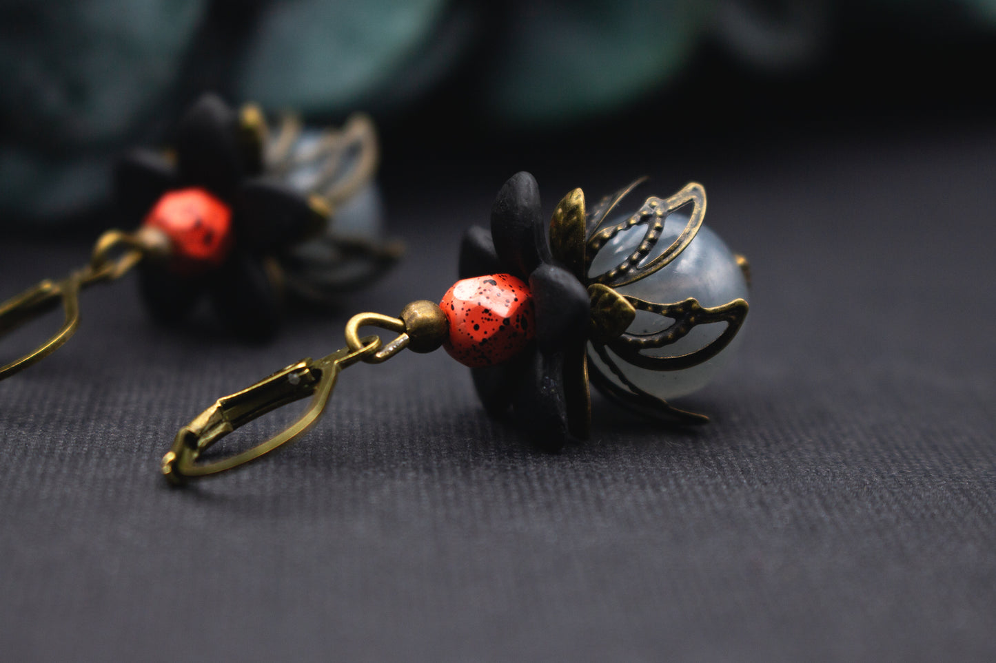 Kontrastreiche Blütenohrringe Schwarz Grau mit rotem Akzent