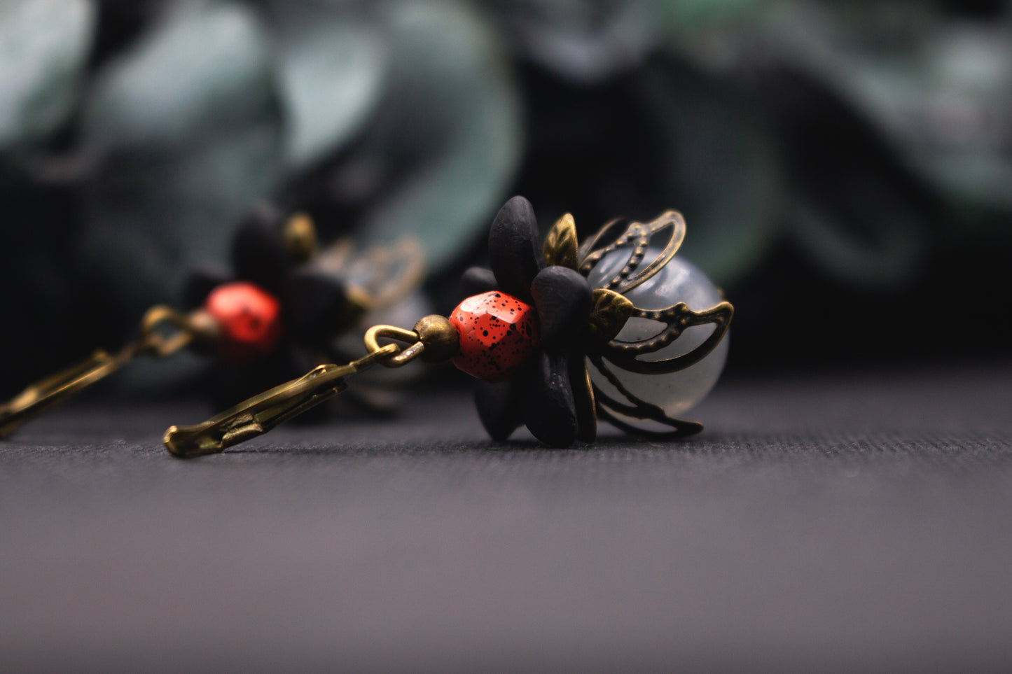 Blütenohrringe in Schwarz und Grau mit Glasperlen im Vintage-Stil