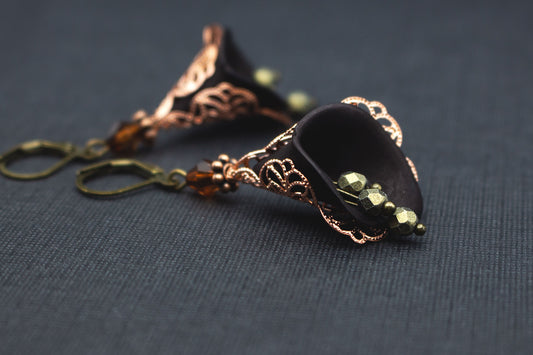 Blütenohrringe Schwarz mit Metallblättern – eleganter Schmuck mit Glasperlen